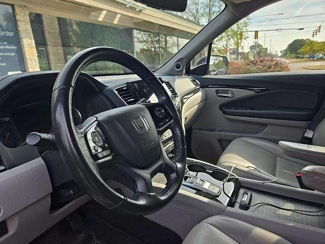 Photo of 2019 Lunar Silver Metallic Honda Pilot