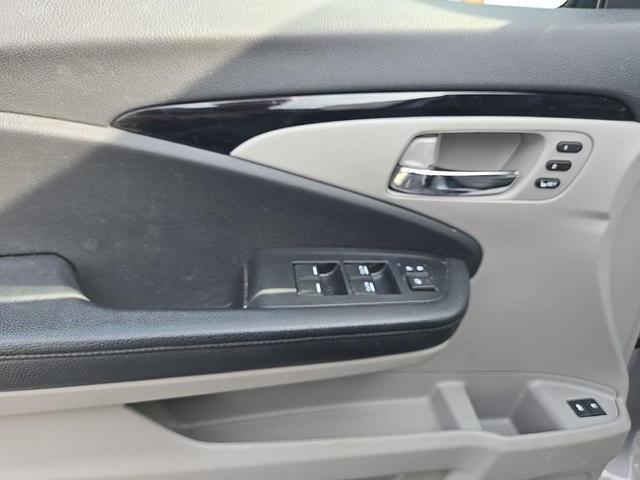 Photo of 2019 Lunar Silver Metallic Honda Pilot