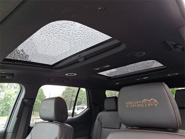 Photo of 2023 Iridescent Pearl Tricoat Chevrolet Traverse