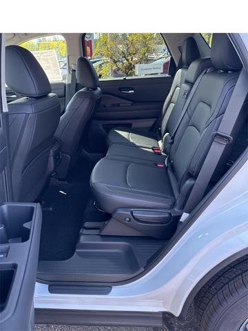 Photo of 2025 Everest White Pearl Tricoat Nissan Pathfinder