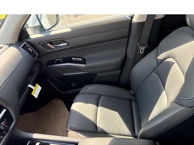 Photo of 2025 Everest White Pearl Tricoat Nissan Pathfinder