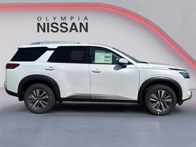 Photo of 2025 Everest White Pearl Tricoat Nissan Pathfinder