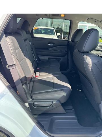 Photo of 2025 Everest White Pearl Tricoat Nissan Pathfinder
