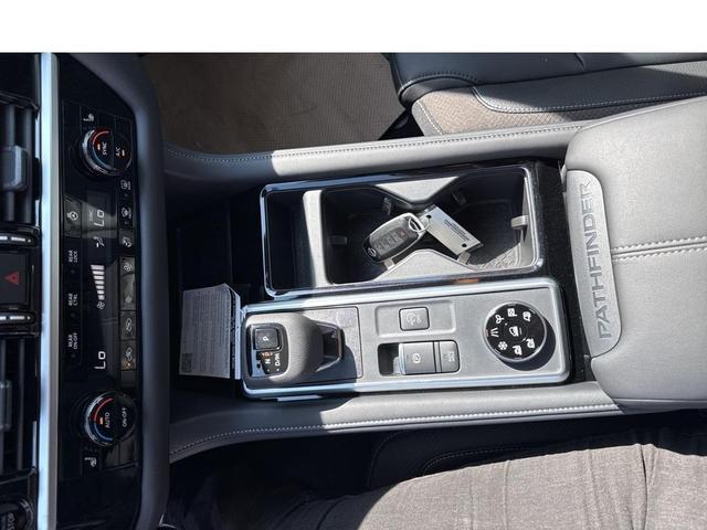 Photo of 2025 Everest White Pearl Tricoat Nissan Pathfinder