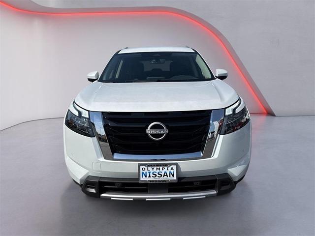 Photo of 2025 Everest White Pearl Tricoat Nissan Pathfinder