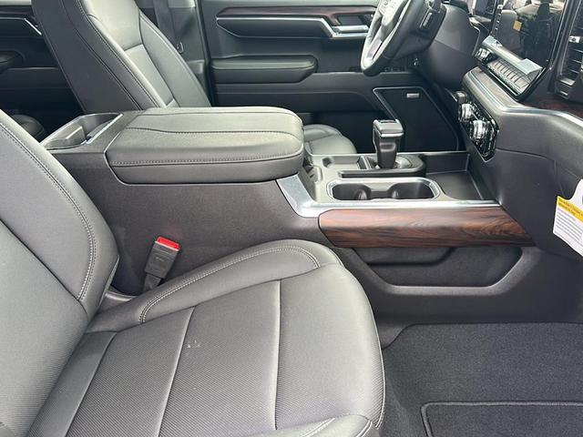 Photo of 2024 White GMC Sierra 1500