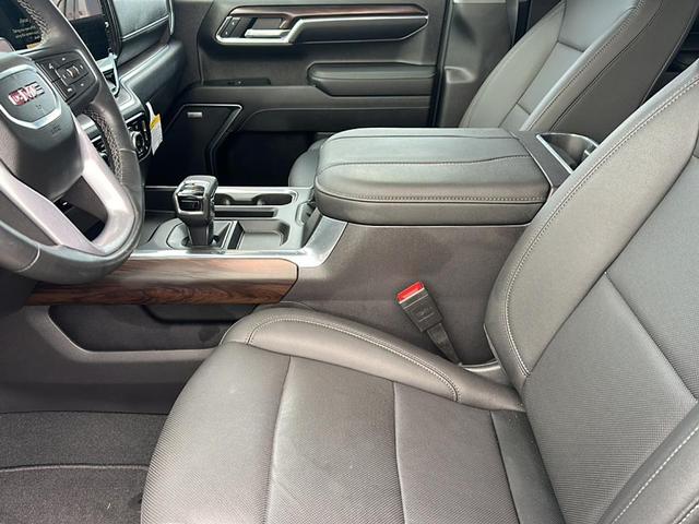 Photo of 2024 White GMC Sierra 1500