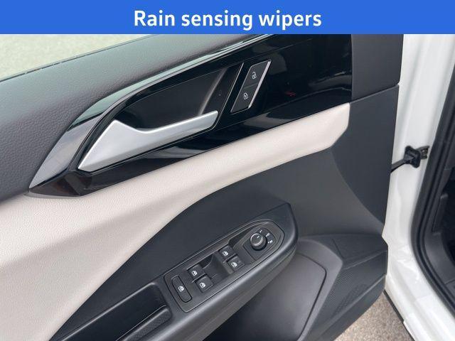 Photo of 2025 Pure White Volkswagen Taos
