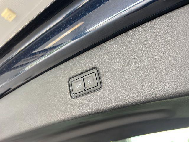 Photo of 2025 Waitomo Blue Metallic Audi Q7