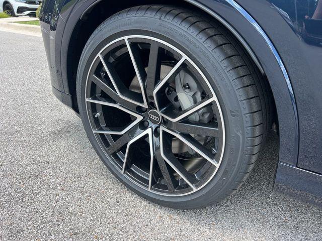 Photo of 2025 Waitomo Blue Metallic Audi Q7