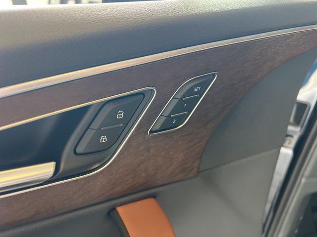 Photo of 2025 Waitomo Blue Metallic Audi Q7