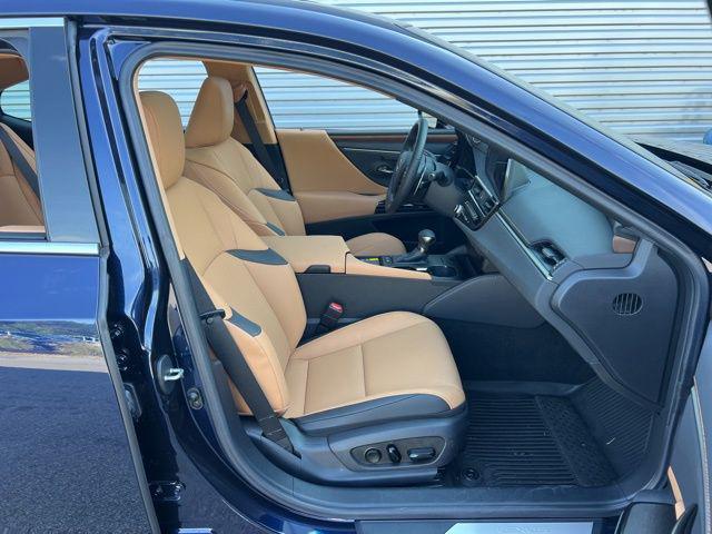 Photo of 2025 Blue Lexus ES 300h