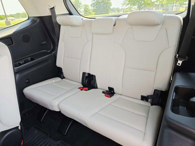 Photo of 2021 Glacial White Pearl Kia Telluride