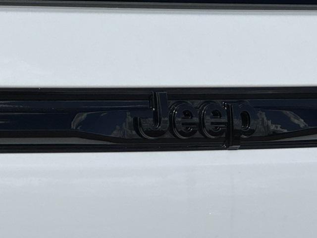 Photo of 2025 Bright White Clearcoat Jeep Grand Cherokee