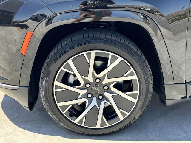 Photo of 2025 Diamond Black Crystal Pearlcoat Jeep Wagoneer S