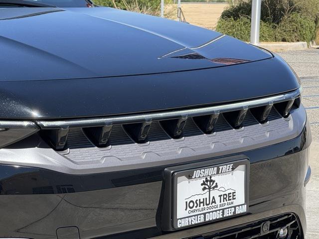 Photo of 2025 Diamond Black Crystal Pearlcoat Jeep Wagoneer S