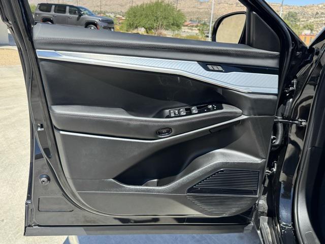 Photo of 2025 Diamond Black Crystal Pearlcoat Jeep Wagoneer S