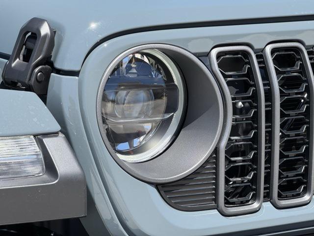 Photo of 2025 Anvil Clearcoat Jeep Gladiator