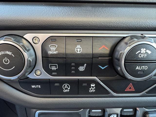 Photo of 2025 Hydro Blue Pearlcoat Jeep Gladiator