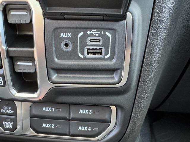 Photo of 2025 Bright White Clearcoat Jeep Wrangler