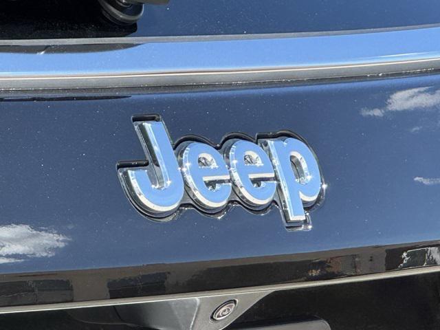 Photo of 2025 Diamond Black Crystal Pearlcoat Jeep Compass