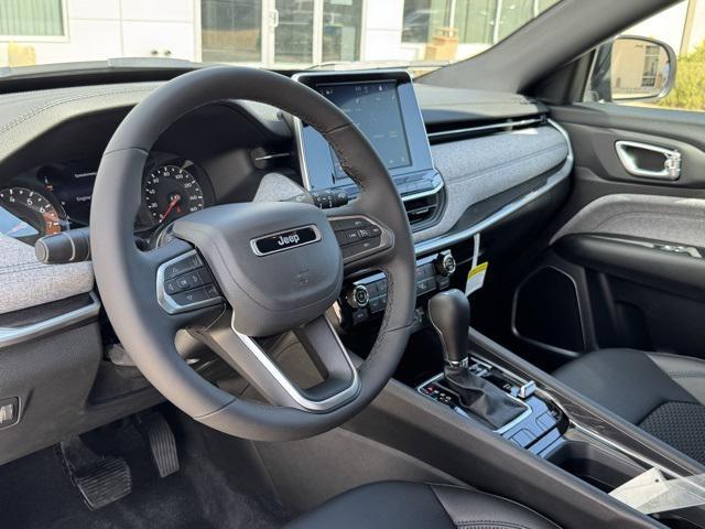 Photo of 2025 Diamond Black Crystal Pearlcoat Jeep Compass