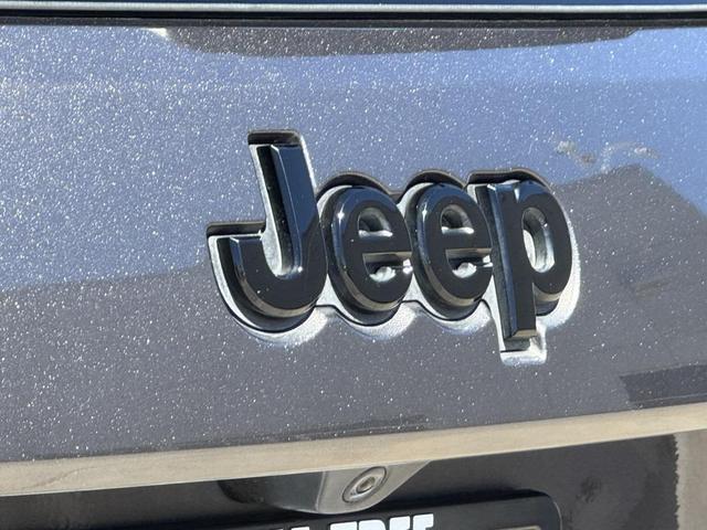 Photo of 2019 Granite Crystal Metallic Clearcoat Jeep Grand Cherokee