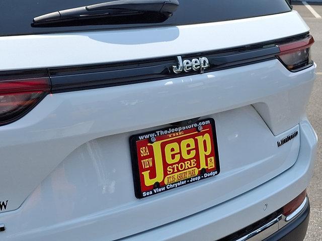Photo of 2022 Bright White Clearcoat Jeep Grand Cherokee
