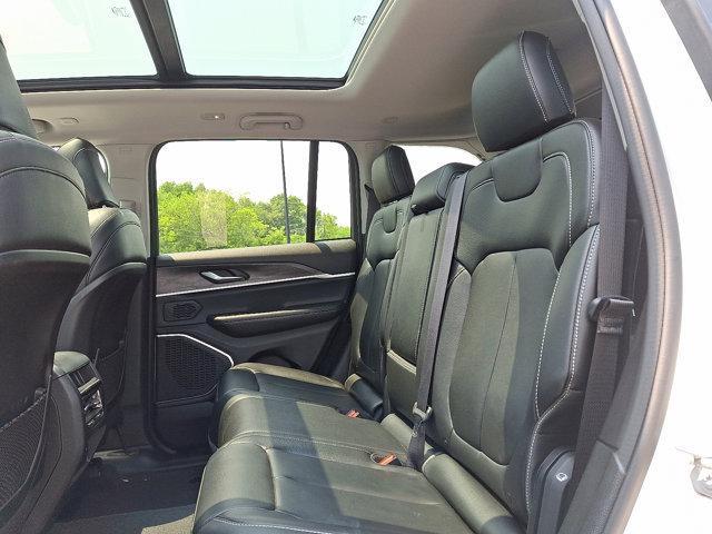 Photo of 2022 Bright White Clearcoat Jeep Grand Cherokee