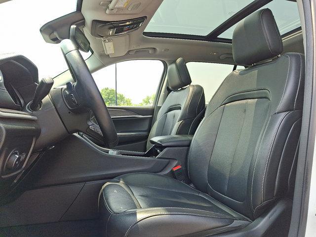 Photo of 2022 Bright White Clearcoat Jeep Grand Cherokee