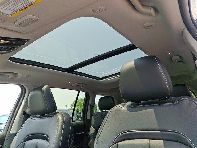 Photo of 2022 Bright White Clearcoat Jeep Grand Cherokee