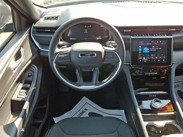 Photo of 2024 Diamond Black Crystal Pearlcoat Jeep Grand Cherokee