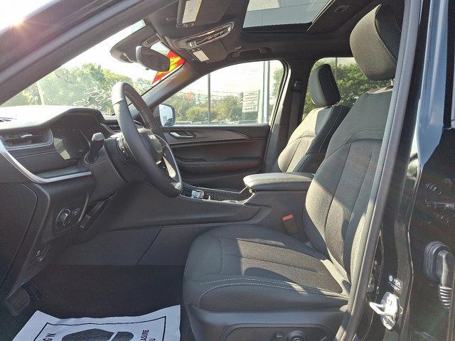 Photo of 2024 Diamond Black Crystal Pearlcoat Jeep Grand Cherokee