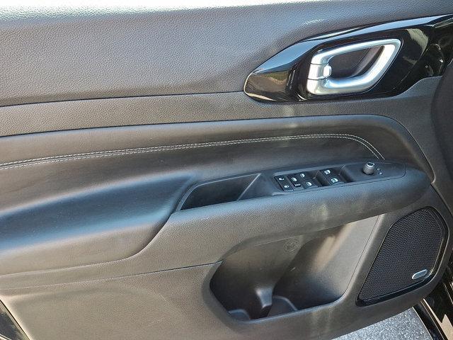 Photo of 2024 Diamond Black Crystal Pearlcoat Jeep Compass