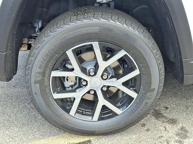 Photo of 2025 Bright White Clearcoat Jeep Grand Cherokee