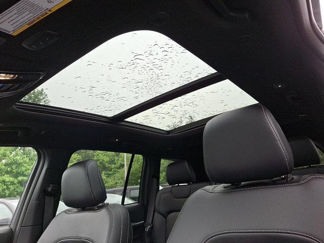 Photo of 2025 Diamond Black Crystal Pearlcoat Jeep Grand Cherokee