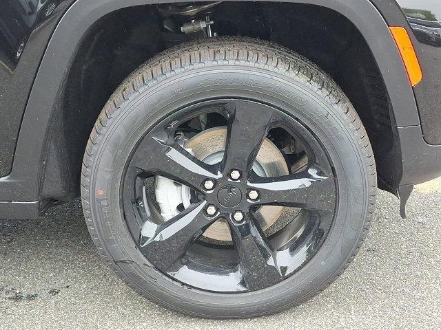 Photo of 2025 Diamond Black Crystal Pearlcoat Jeep Grand Cherokee