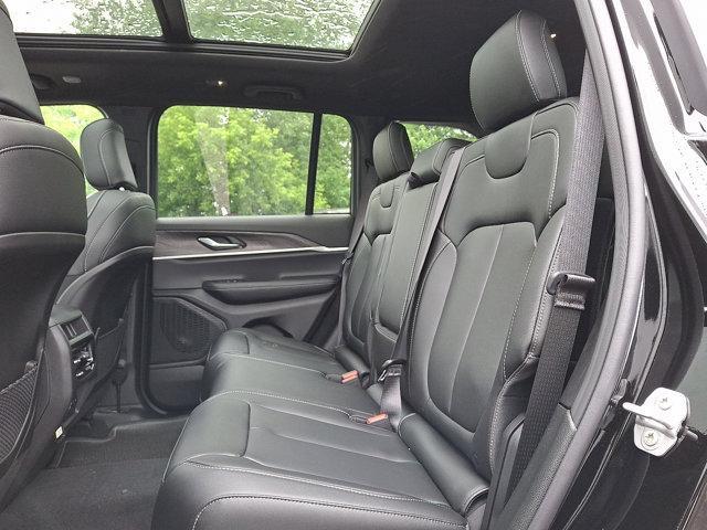 Photo of 2025 Diamond Black Crystal Pearlcoat Jeep Grand Cherokee