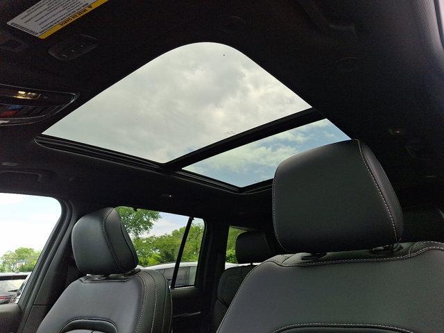 Photo of 2025 Bright White Clearcoat Jeep Grand Cherokee