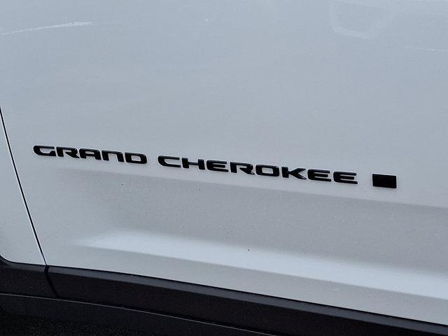 Photo of 2025 Bright White Clearcoat Jeep Grand Cherokee