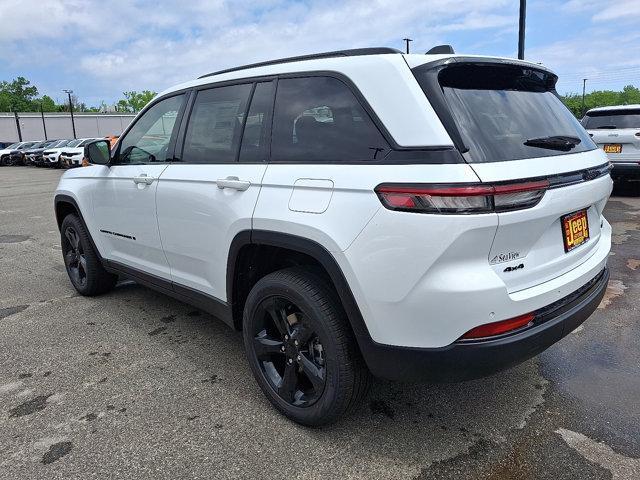 Photo of 2025 Bright White Clearcoat Jeep Grand Cherokee