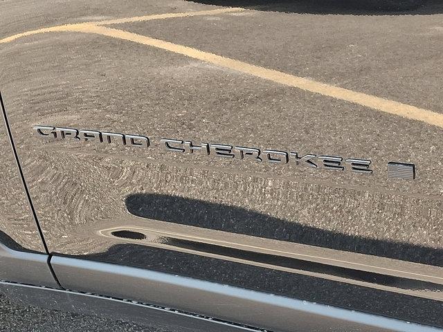 Photo of 2025 Diamond Black Crystal Pearlcoat Jeep Grand Cherokee L