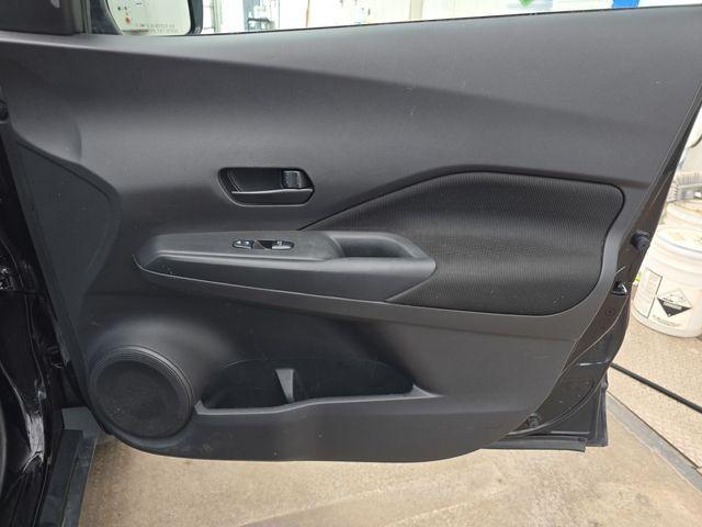 Photo of 2023 Super Black Nissan Kicks