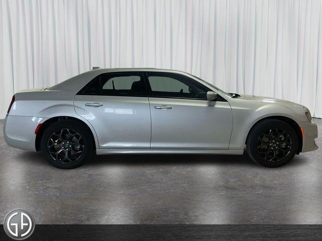 Photo of 2022 Silver Mist Clearcoat Chrysler 300