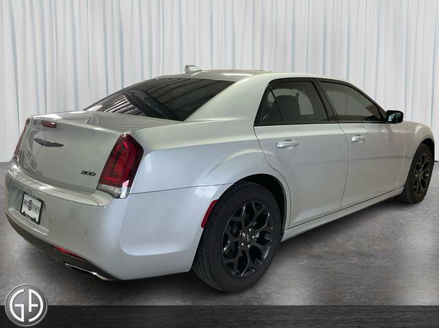 Photo of 2022 Silver Mist Clearcoat Chrysler 300
