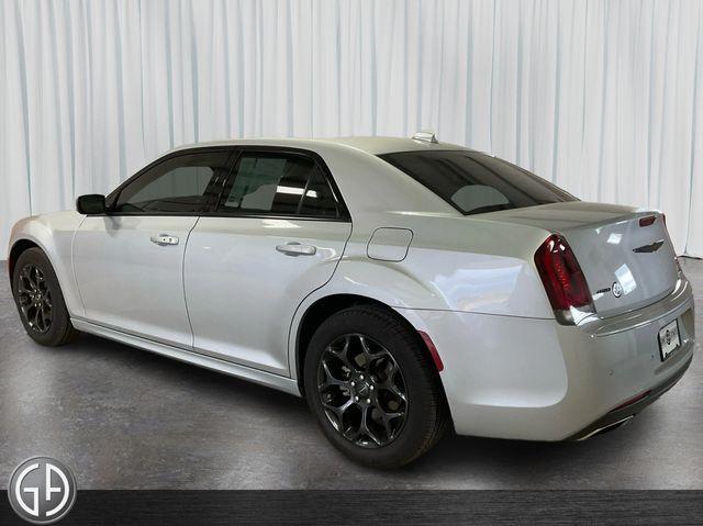Photo of 2022 Silver Mist Clearcoat Chrysler 300