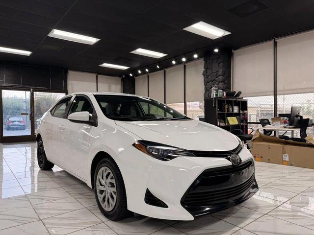 Photo of 2017 Super White Toyota Corolla