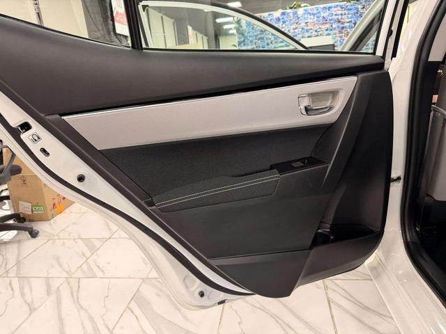 Photo of 2017 Super White Toyota Corolla