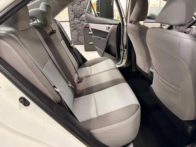 Photo of 2017 Super White Toyota Corolla