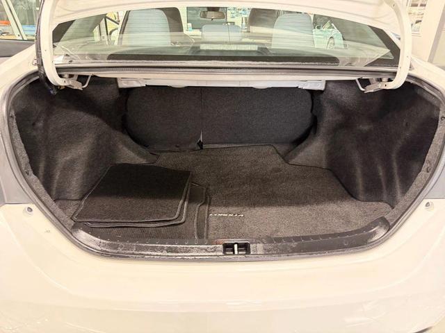 Photo of 2017 Super White Toyota Corolla